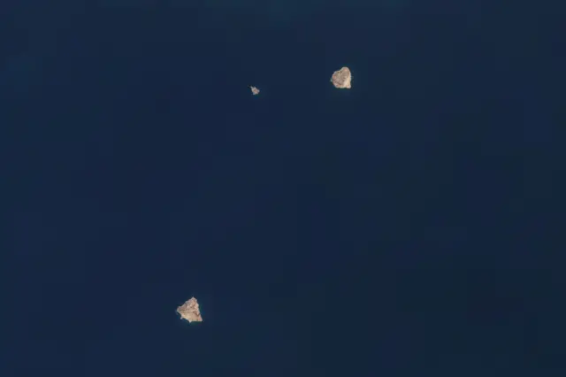 أبو موسى وطنب الكبرى وطنب الصغرى ثلاث جزر صغيرة متنازع عليها قرب مضيق هرمز، تسيطر عليها إيران وتطالب بها الإمارات. وتنبع أهميتها من موقعها عند مدخل واحد من أهم الممرات البحرية في العالم، ما يجعلها نقطة حساسة في التوترات الإقليمية بالخليج.