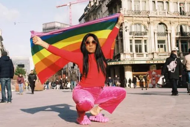 Shakiro, un transgenre condamné à 5 ans de prison pour homosexualité en 2021, a réussi à se soustraire et à s’exiler en Belgique où il étudie le droit.