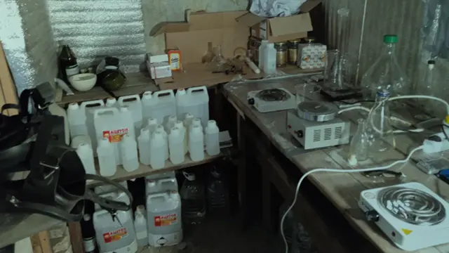 xomashyo - plastik shishalarda qandaydir suyuqliklar