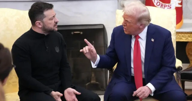 Trump ve Zelenskiy yan yanalar. Trump elini Zelenskiy'e uzatmış, onu susturmak ister gibi konuşuyor.
