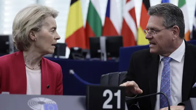 Ursula von der Leyen e Maros Sefcovic em 11 de março