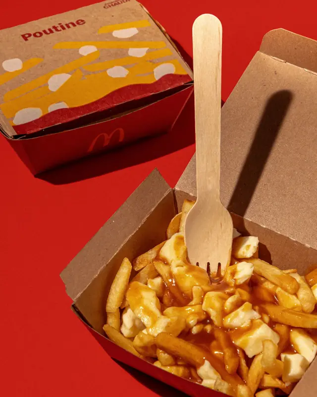 Страва путін - картопля фрі з виром та поливкою - на червоному тлі