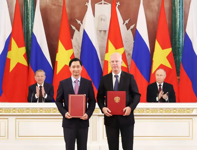 ông Ngô Chí Dũng, Chủ tịch kiêm Tổng Giám đốc Công ty vắc xin VNVC trao đổi văn kiện hợp tác với ông Kirill Dmitriev, Tổng Giám đốc Quỹ Đầu tư trực tiếp Nga (RDIF) trước sự chứng kiến của Tổng Bí thư Tô Lâm và Tổng thống Nga Putin ông Ngô Chí Dũng, Chủ tịch kiêm Tổng Giám đốc Công ty vắc xin VNVC trao đổi văn kiện hợp tác với ông Kirill Dmitriev, Tổng Giám đốc Quỹ Đầu tư trực tiếp Nga (RDIF) trước sự chứng kiến của Tổng Bí thư Tô Lâm và Tổng thống Nga Putin