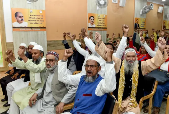 दिल्ली स्थित बीजेपी कार्यालय में पार्टी में शामिल होता मुसलमानों का एक समूह