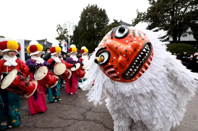 दक्षिण कोरियामा सेतो रङ्गलाई शुद्धता र वर्षको राम्रो सुरुवातको रूपमा लिइन्छ।