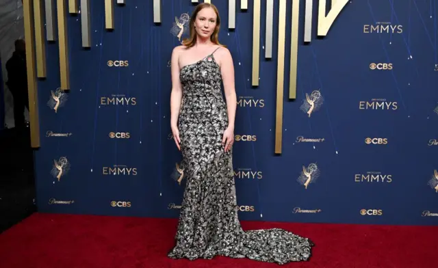 Hana Ajnbinder glumica u srebrno crnoj haljini dugačkoj