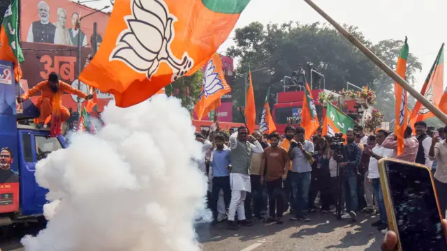 बिहार चुनाव की मतगणना के दौरान निर्णायक बढ़त मिलने के बाद पटना मेंं बम फ़ोड़कर और पार्टी के झंडे लहराते हुए जश्न मनाते बीजेपी कार्यकर्ता 