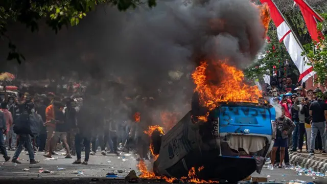 Unjuk rasa yang berakhir ricuh itu karena massa kecewa dan menilai tuntutan mereka agar Bupati Pati Sudewo mundur dari jabatannya tidak segera dipenuhi.