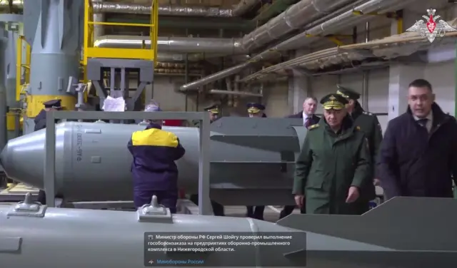 Сергей Шойгу во время посещения завода