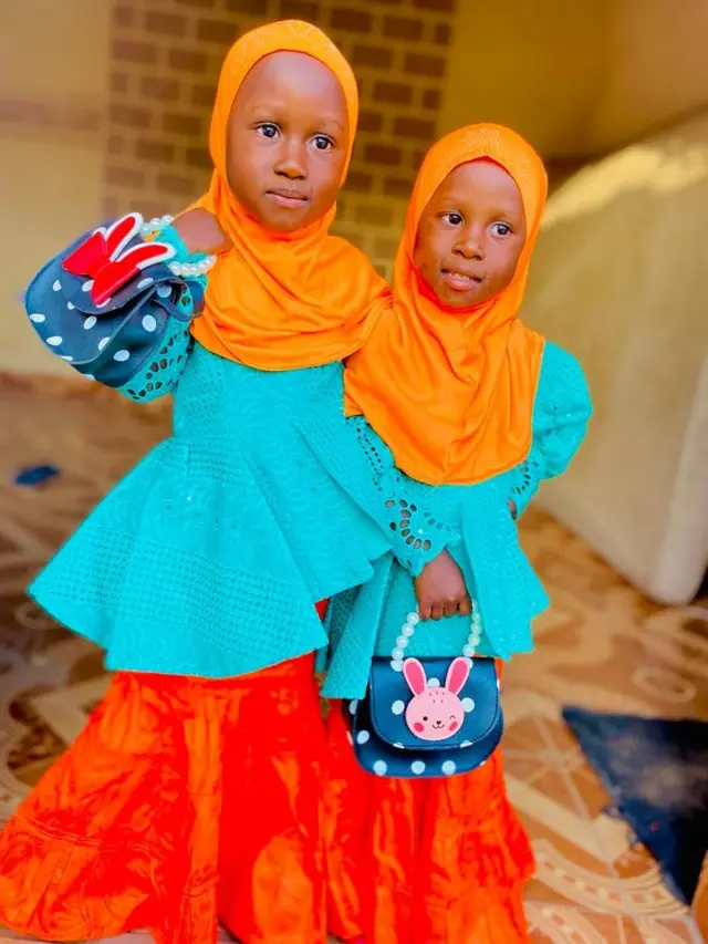 A﻿dama au premier plan, l'une des filles jumelles de Ibrahima Seedy, est victime.