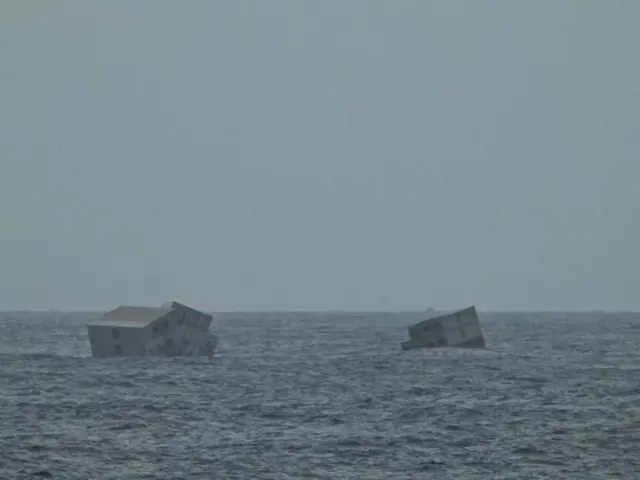 हाज एका बाजुला झुकले 