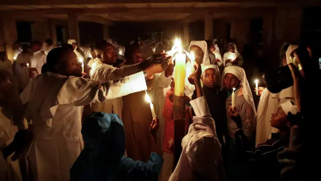 ကမ္ဘာ့တခြားဘက်ခြမ်းမှာတော့ အာဖရိကတိုက်က ကင်ညာနိုင်ငံ၊ နိုင်ရိုဘီမြို့၊ ကီဘာရာ ခရိုင်မှာလည်း ဝတ်ပြုဆုတောင်းသူ ကြီးငယ်ဟာ ဖယောင်းတိုင်မီးညှိပြီး စုပေါင်း ဝတ်ပြု ဆုတောင်းခဲ့ကြ