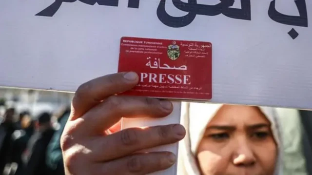 ਆਪਣਾ ਆਈ-ਕਾਰਡ ਦਿਖਾਉਂਦੀ ਇੱਕ ਮਹਿਲਾ ਪੱਤਰਕਾਰ