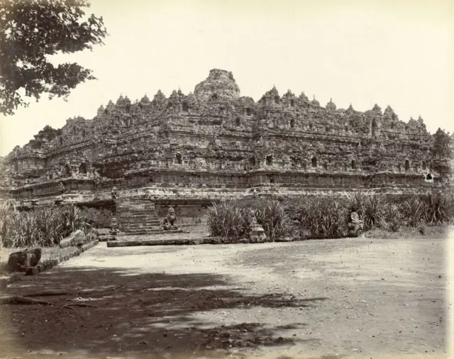 Foto Candi Borobudu sekitar 1895-1905.