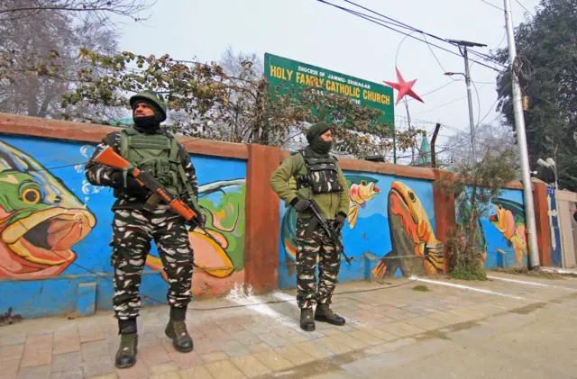 चर्च की सुरक्षा में तैनात जवान