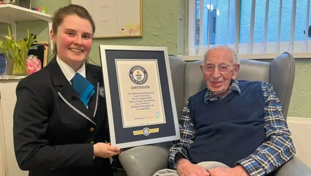 M. Tinniswood a vécu les deux guerres mondiales.