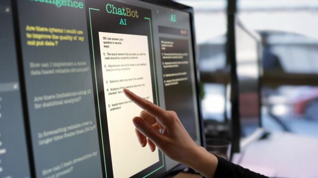 Fotografia em close mostrando um monitor touchscreen sendo usado em um escritório