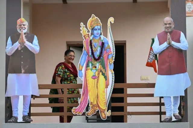 হিন্দুদের দেবতা রামচন্দ্রের সঙ্গেই নরেন্দ্র মোদী ও অমিত শাহর কাট-আউট। আহমেদাবাদ