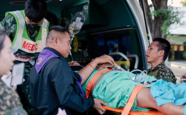 Tayland ordusu tarafından paylaşılan fotoğrafta yaralı bir Tayland askerinin hastaneye kaldırıldığı görülüyor