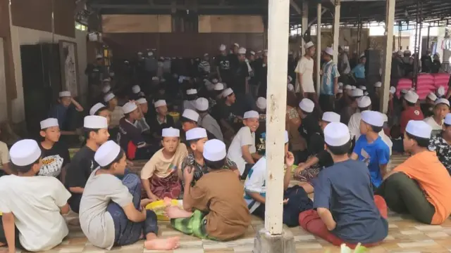 Para santri Ponpes Miftahul Huda saat jam makan siang.