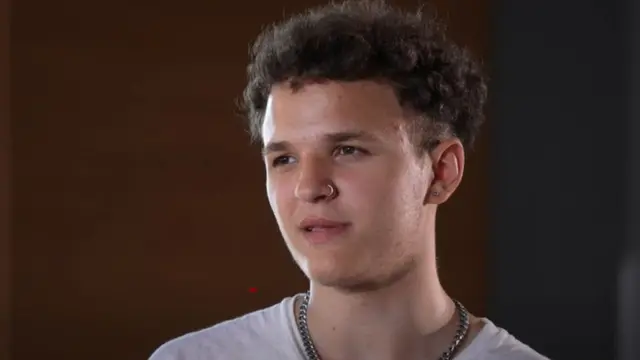 સારાનો પુત્ર રીકી 19 વર્ષનો છે