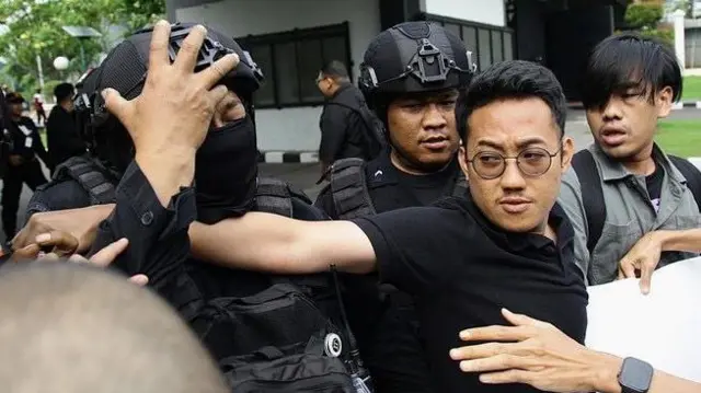 Delpedro dalam salah satu unjuk rasa menentang RKUHAP di gedung DPR, Jakarta, pada Juni 2025.