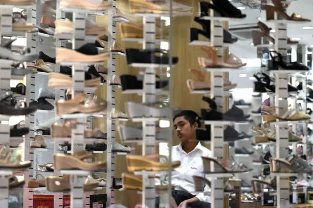 অবরোধে ক্রেতাশূন্য দোকানে অলস বিক্রেতা