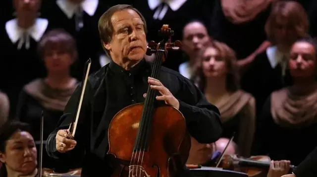 Sergei Roldugin ni mwimbaji mahiri na rafiki wa karibu wa Vladimir Putin