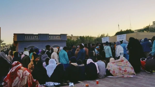 'Yan ci-ranin Sudan sun yi jerin gwano a birnin Alkahira domin samun matsayin 'yan gudun hijira