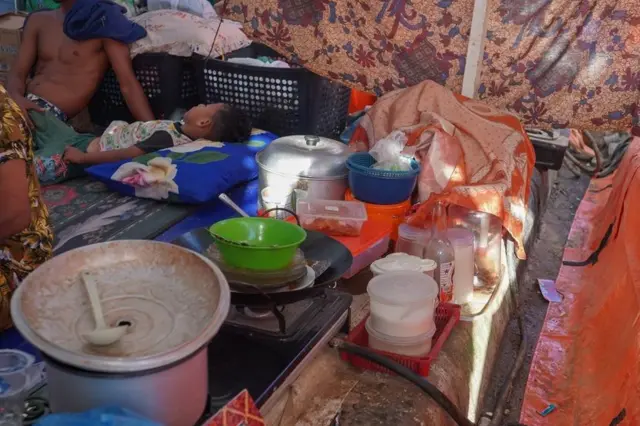 Seorang anak sedang tertidur di pengungsian yang berada di Jembatan Tamiang, Aceh Tamiang.