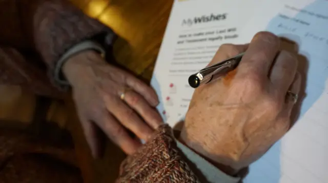 유언장을 쓰는 사람의 손 