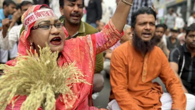 দ্বাদশ সংসদ নির্বাচনের তফসিল বিএনপি প্রত্যাখ্যান করলেও দলের কয়েকজন নেতা মনোনয়ন ফরম তুলেছেন। 