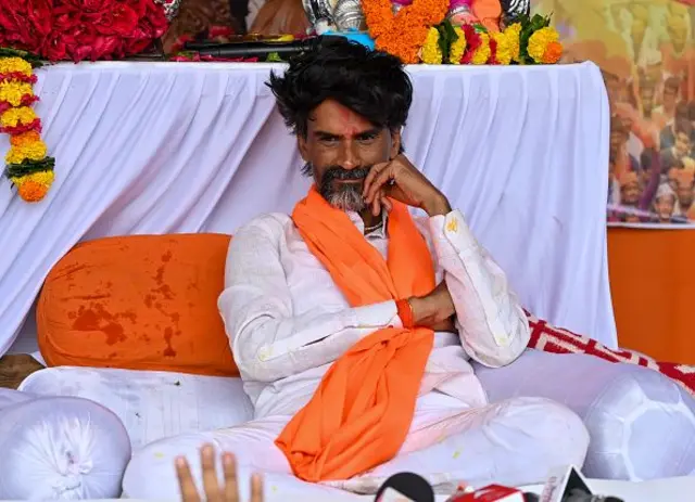 मराठा आरक्षणाच्या मागणीसाठी मनोज जरांगे पाटील यांनी पुन्हा एकदा उपोषणाचं अस्त्र बाहेर काढलेलं आहे.