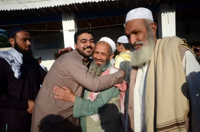 How Muslims across di world dey celebrate Eid al-Fitr in fotos