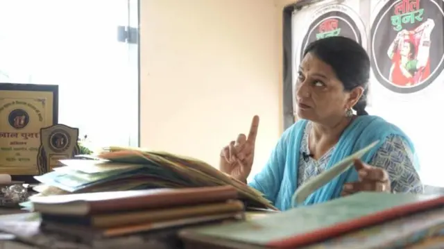 సామాజిక కార్యకర్త, మోనా సుస్తానీ