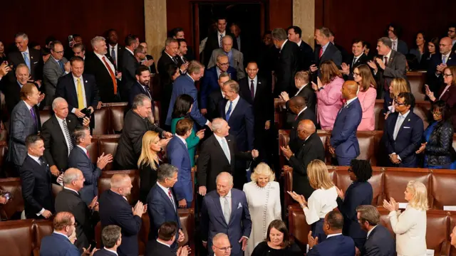 британски краљ Чарлс и краљица Камила стижу на заједничку седницу Конгреса у сали Представничког дома Капитола Сједињених Америчких Држава у Вашингтону, САД, 28. априла 2026. године.