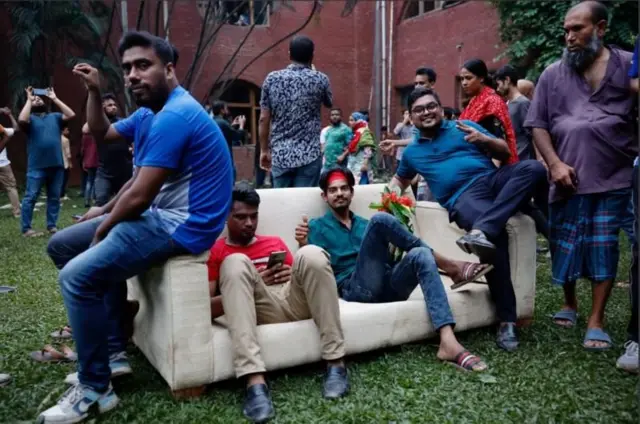 ప్రధాని నివాసంలో నిరసనకారులు