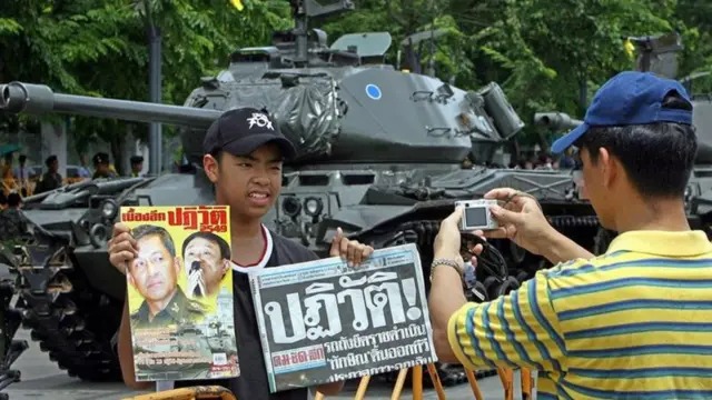 ประชาชนจำนวนหนึ่งออกมาถ่ายรูปและมอบดอกไม้ให้กำลังใจทหารหลังเหตุการณ์รัฐประหาร 19 ก.ย. 2549