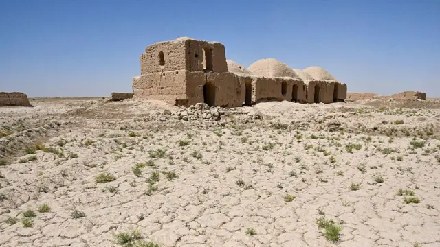 بیابانی خشک در بخشی از افغانستان که خانه های مخروبه در آن قرار دارد.