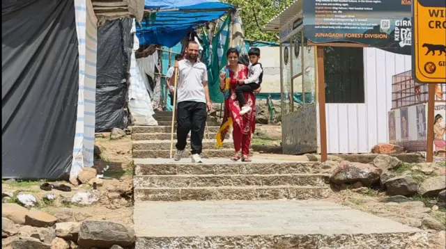ગિરનાર પરથી ઊતરી રહેલ લોકો