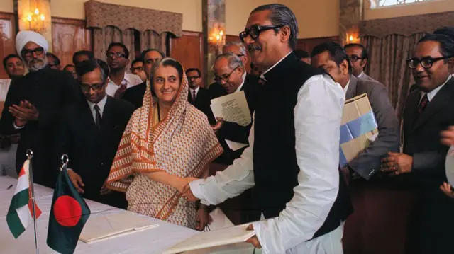 ভারত ও বাংলাদেশের মধ্যে মৈত্রী চুক্তি স্বাক্ষরিত হওয়ার পর ইন্দিরা গান্ধী ও শেখ মুজিবুর রহমান। ১৯ মার্চ, ১৯৭২