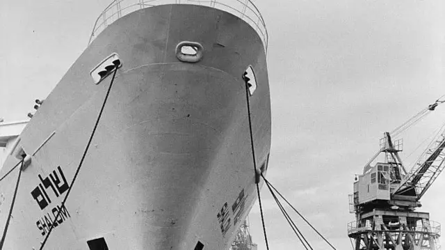 Siyah beyaz bir gemi fotoğrafı