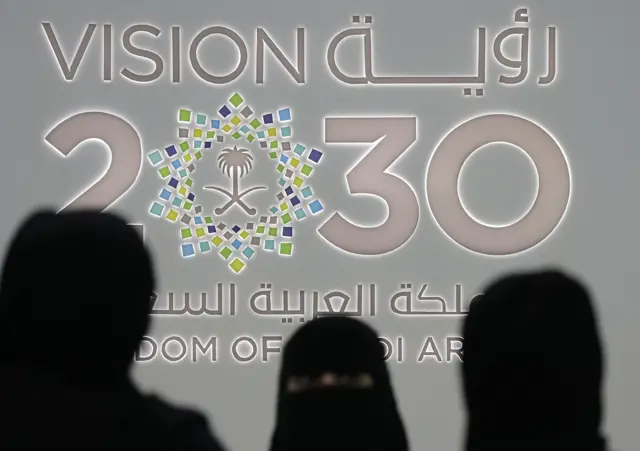 نساء سعوديات يحضرن فعالية حول "رؤية 2030"