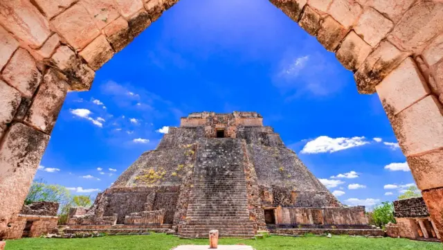 પિરામિડ આકારની ઊંચી સંરચનાઓ માયા સંસ્કૃતિની વાસ્તુકલાની ખાસિયત