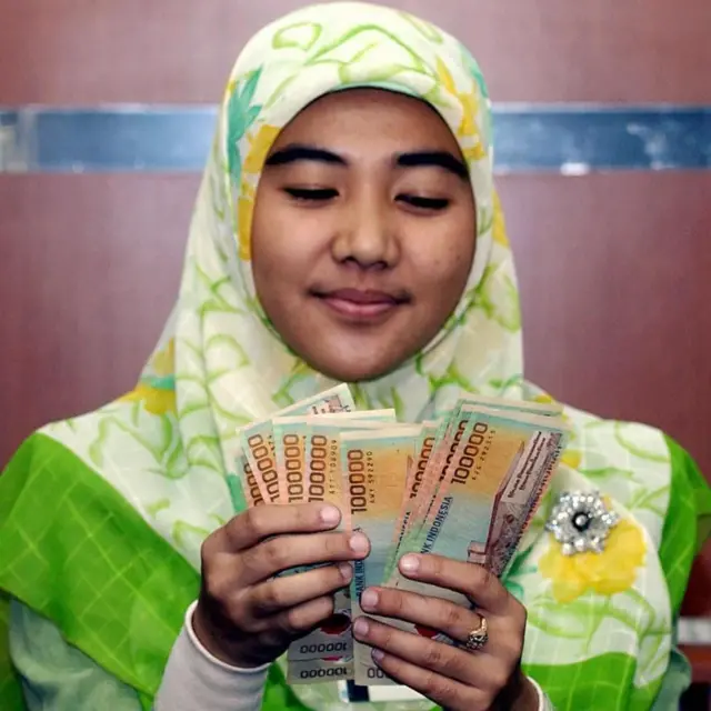 స్పెయిన్, ఫ్రాన్స్, బ్యాంక్, ఇస్లామిక్ బ్యాంక్, వడ్డీ రేటు, లాభాలు, ఖాతాదారులు, ఫైనాన్షియల్ సర్వీసెస్. షరియా 