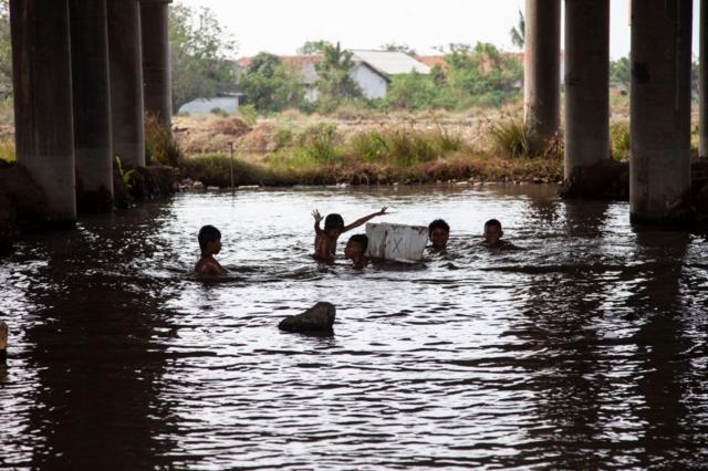 Niños jugando tras una inundación. 