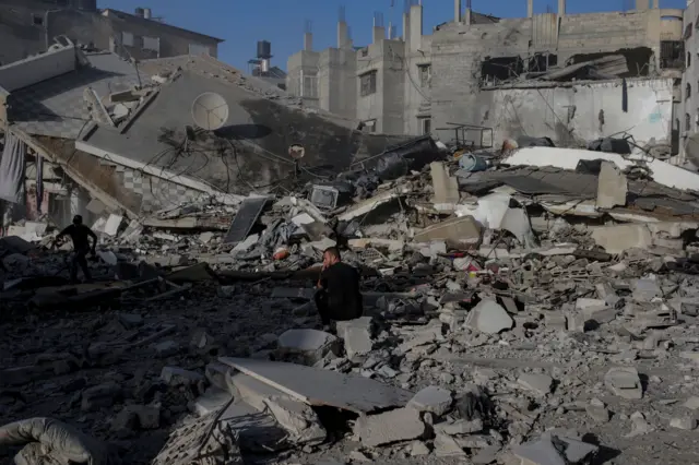 ซากอาคารหลังการโจมตีทางอากาศระหว่างปฏิบัติการทางทหารของอิสราเอลในกาซาซิตี ฉนวนกาซา เมื่อ 3 ต.ค.