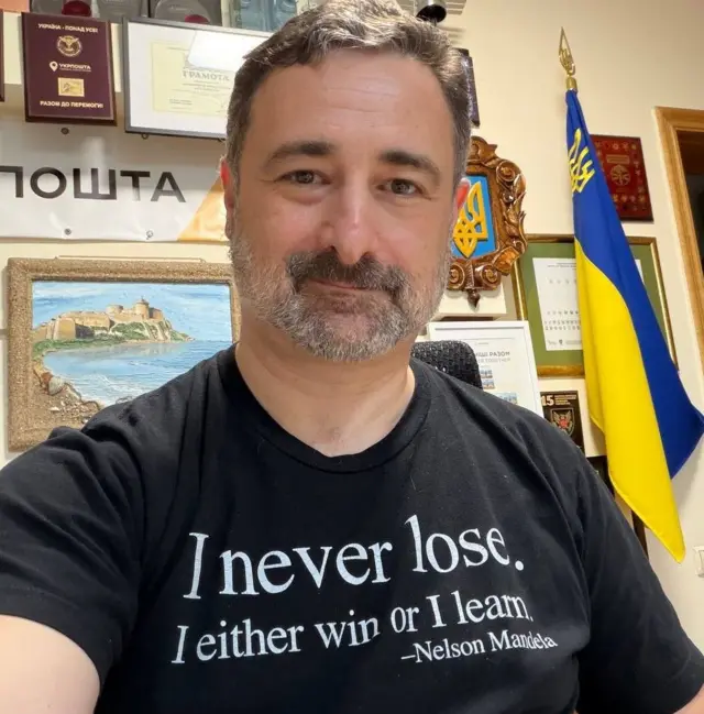 Селфі Ігоря Смілянського, на чорній футболці цитата Нельсона Мандели англійською мовою: "Я ніколи не програю. Я або перемагаю, або вчуся". 