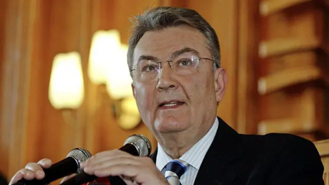 Dönemin CHP lideri Deniz Baykal, 1 Nisan 2003 tarihinde, TBMM'deki parti grup toplantısında konuşuyor. 