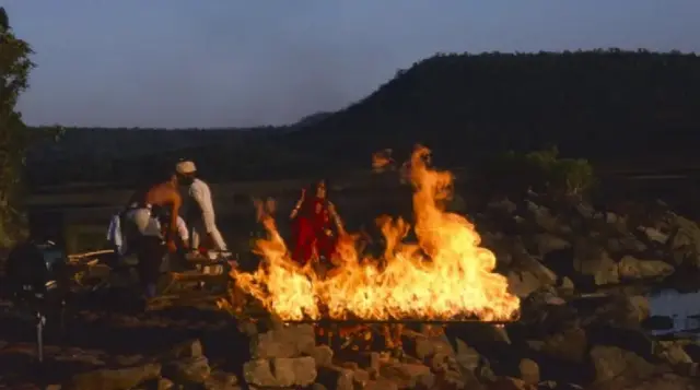 دی ڈیسیور نامی ایک فلم کا منظر جس میں ستی کے عمل کو دکھایا گیا ہے
